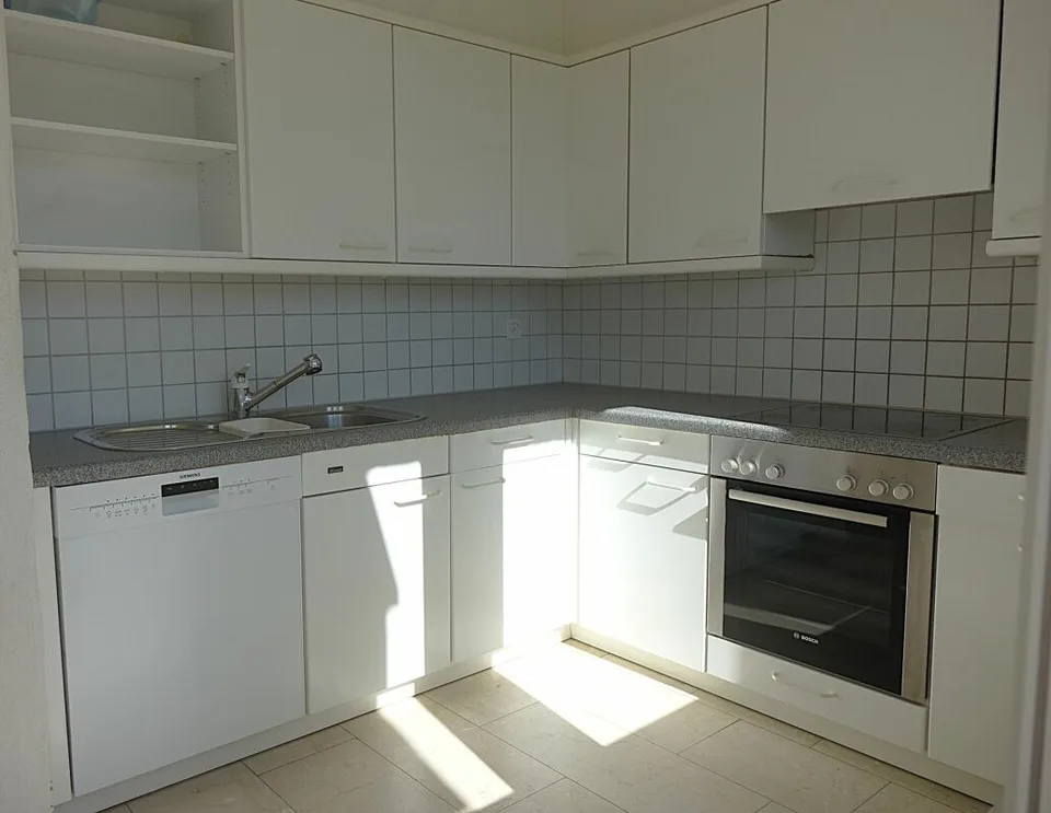 charmante Dachwohnung mit mehreren Balkonen – Foto 8 von 9