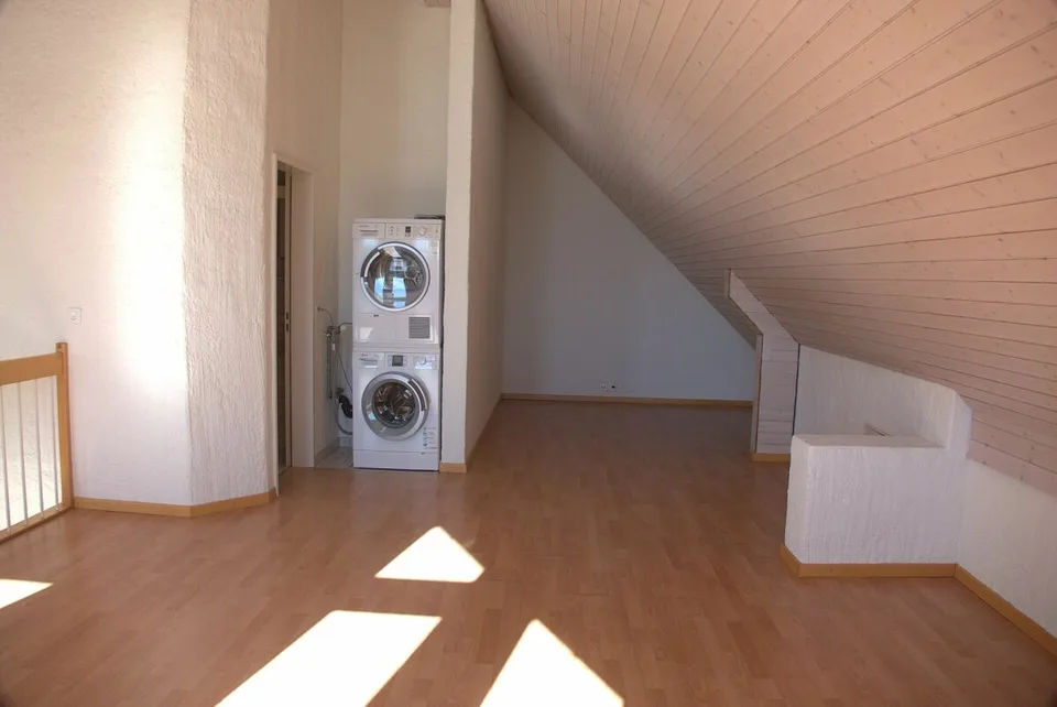 charmante Dachwohnung mit mehreren Balkonen – Foto 5 von 9