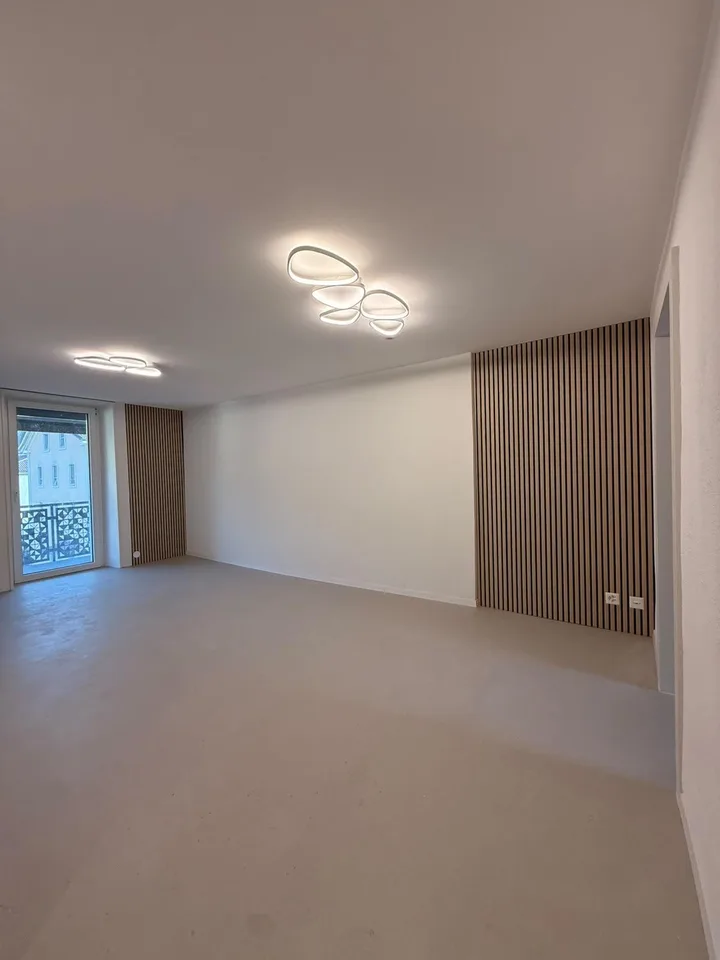 Schönes 3-Zimmer-Apartment komplett renoviert mit Balkon in einer ruhigen Gegend – Foto 3 von 7