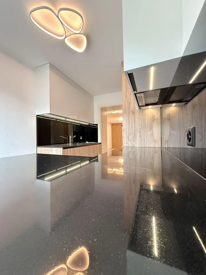 Schönes 3-Zimmer-Apartment komplett renoviert mit Balkon in einer ruhigen Gegend – Foto 2 von 7