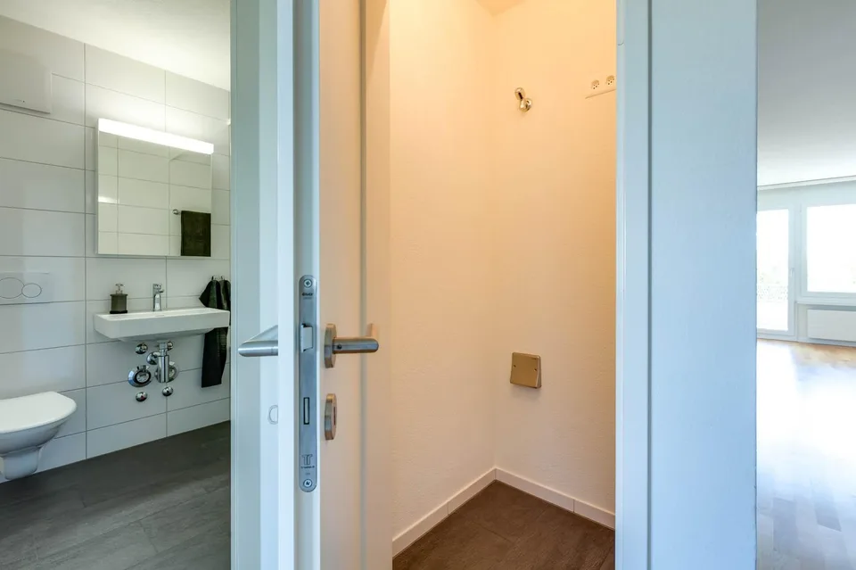Appartement moderne 4,5 pièces avec balcon et soleil du soir – photo 4 sur 12