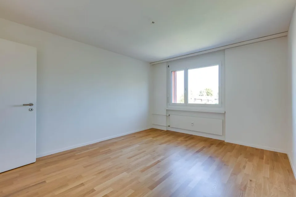 Appartement moderne 4,5 pièces avec balcon et soleil du soir – photo 8 sur 12