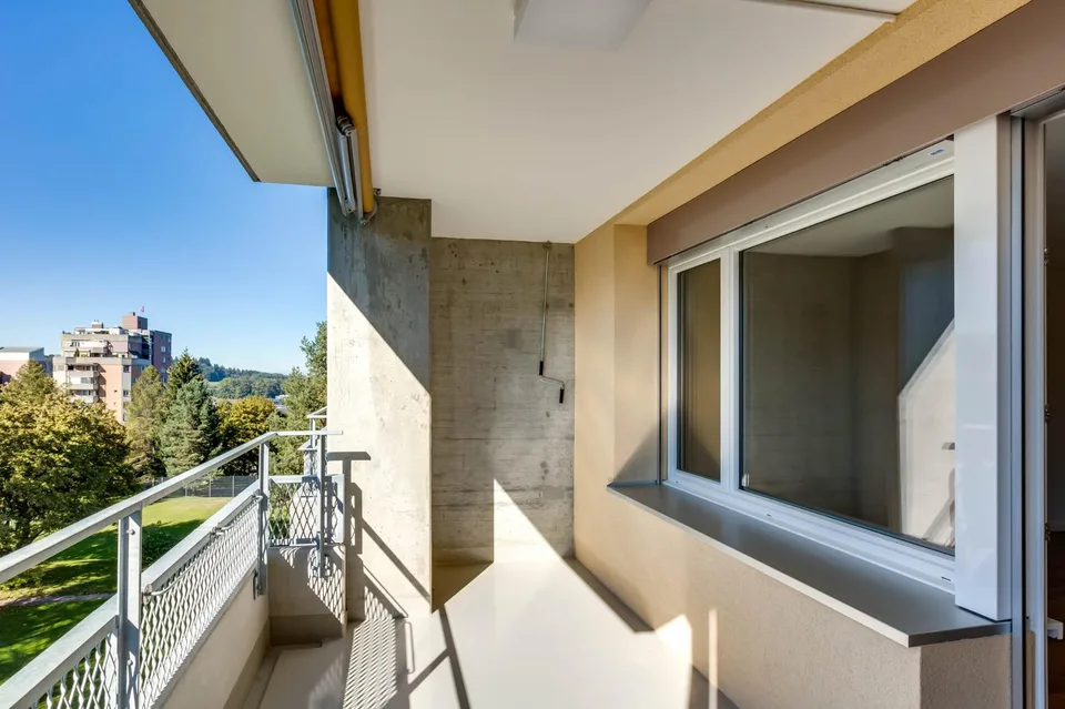 Appartement moderne 4,5 pièces avec balcon et soleil du soir – photo 2 sur 12