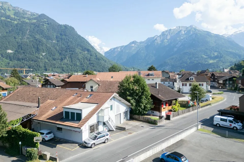 Rendite- oder Eigennutzung: Wohn- und Gewerbeobjekt in Matten bei Interlaken – Foto 11 von 13