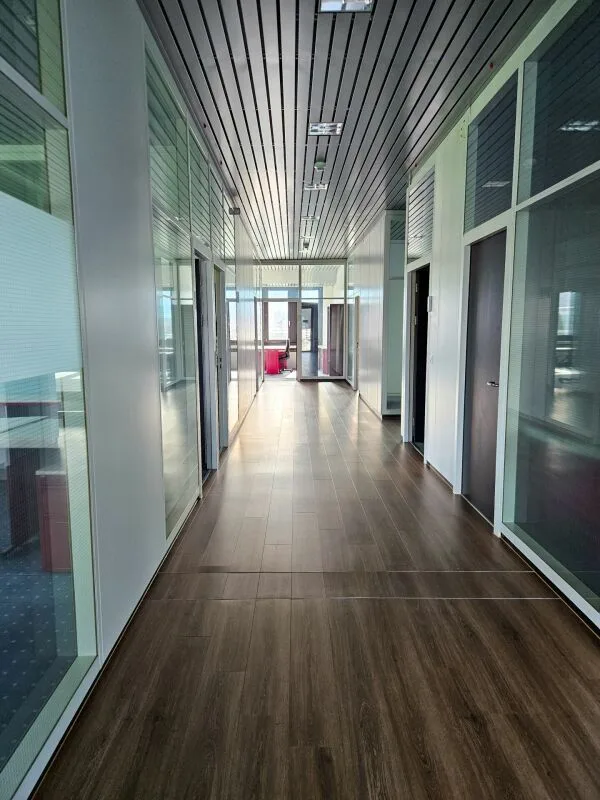 Grand espace de bureau avec 912 m2 à Lucerne – photo 6 sur 10