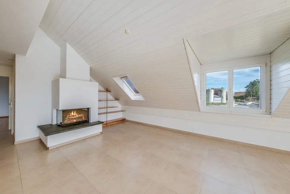 Helles Dachgeschoß-Wohnung mit 5,5 Zimmern und Balkon – Foto 4 von 13
