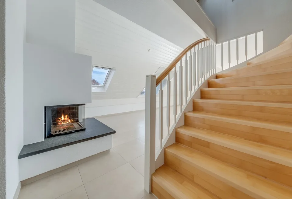 Helles Dachgeschoß-Wohnung mit 5,5 Zimmern und Balkon – Foto 6 von 13