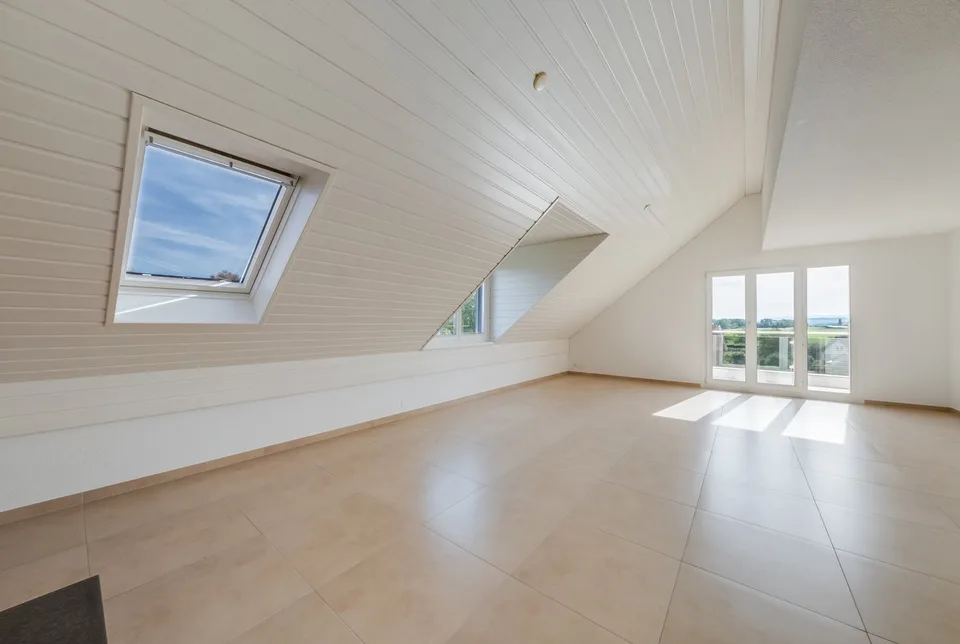 Helles Dachgeschoß-Wohnung mit 5,5 Zimmern und Balkon – Foto 5 von 13