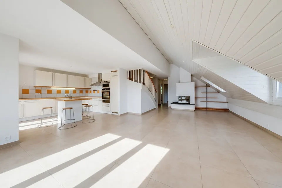 Helles Dachgeschoß-Wohnung mit 5,5 Zimmern und Balkon – Foto 3 von 13