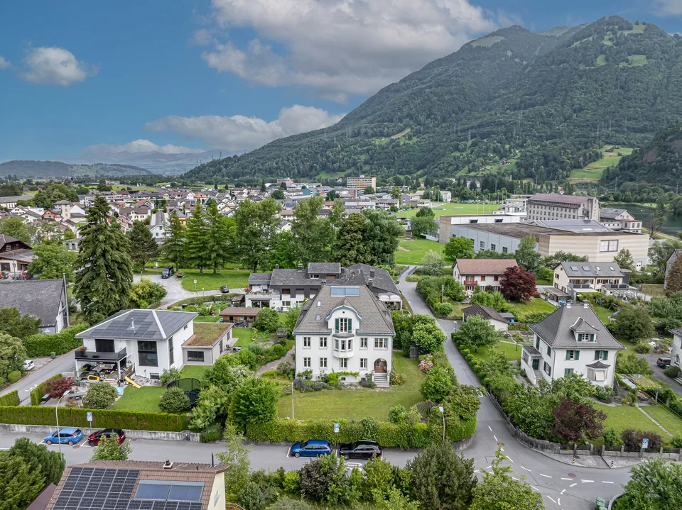 Villa incantevole in una posizione tranquilla a Glarus Nord – La tua casa dei sogni con vista sulla montagna – foto 2 di 11