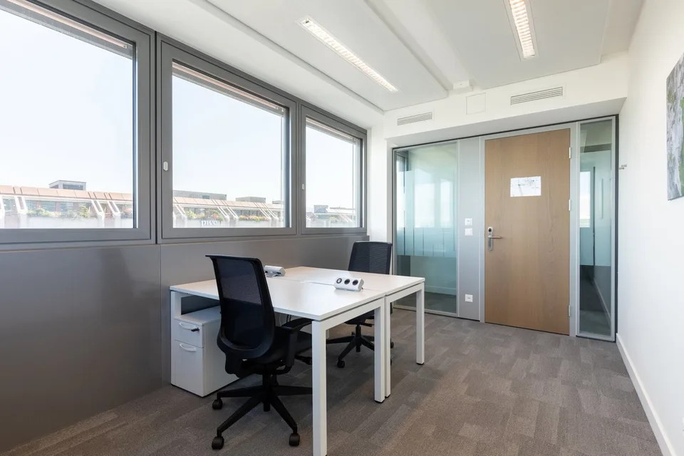 Büro für 3 Personen bei Regus Nations – Foto 3 von 11