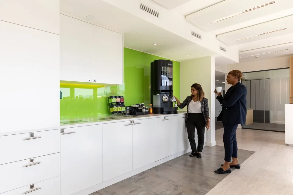 Büro für 3 Personen bei Regus Nations – Foto 9 von 11
