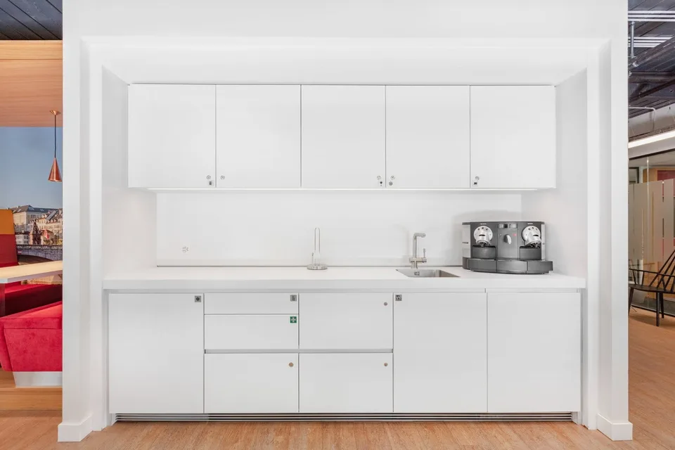 Privater Büroraum für 40 in Regus City Centre – Foto 10 von 11
