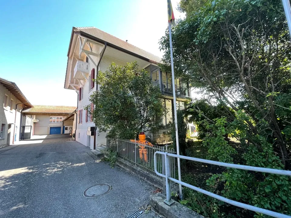 Propriété résidentielle et commerciale avec 4 unités à Leuzigen à vendre – photo 3 sur 5