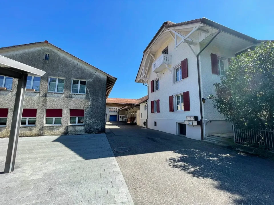 Propriété résidentielle et commerciale avec 4 unités à Leuzigen à vendre – photo 2 sur 5