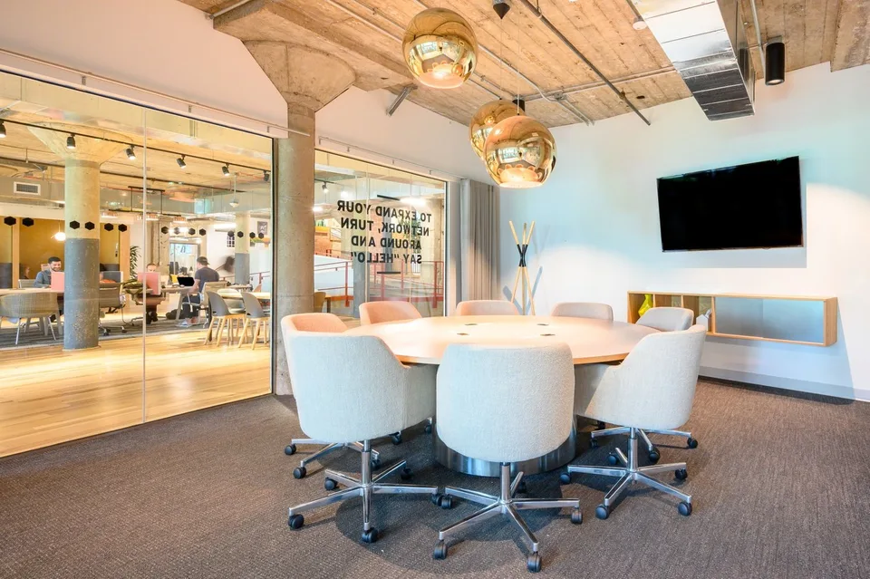 Büro-Design für 10 Personen bei Spaces Cocoon Bussigny – Foto 5 von 8