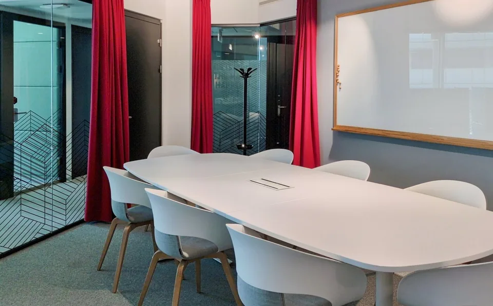 Büro-Design für 20 Personen bei Spaces Quartier de l'Étang – Foto 7 von 10