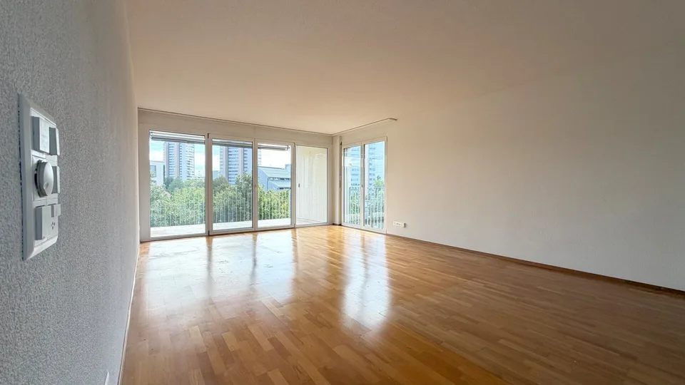 Grosszügige 3.5-Zimmer-Wohnung mit Loggia und sonnigem Balkon – Foto 3 von 10
