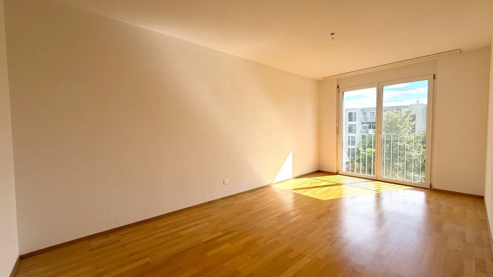 Grosszügige 3.5-Zimmer-Wohnung mit Loggia und sonnigem Balkon – Foto 7 von 10