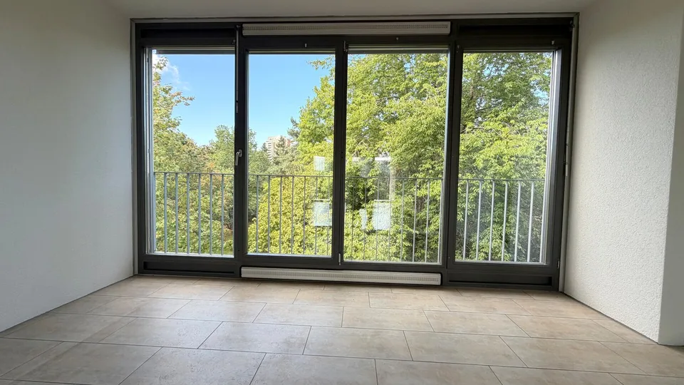 Grosszügige 3.5-Zimmer-Wohnung mit Loggia und sonnigem Balkon – Foto 2 von 10
