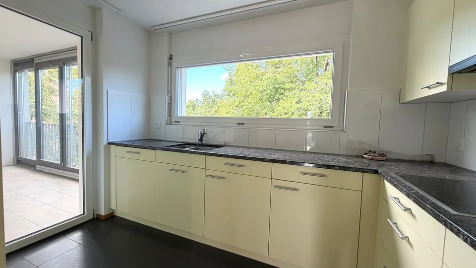 Grosszügige 3.5-Zimmer-Wohnung mit Loggia und sonnigem Balkon – Foto 4 von 10