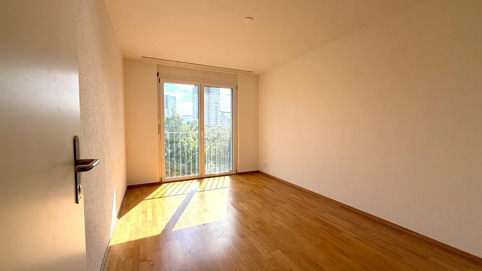 Grosszügige 3.5-Zimmer-Wohnung mit Loggia und sonnigem Balkon – Foto 6 von 10