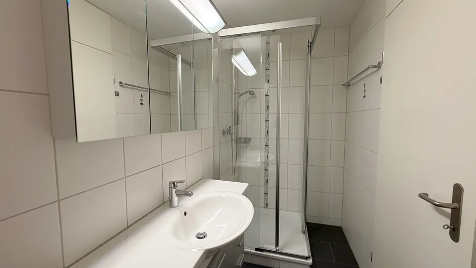 Grosszügige 3.5-Zimmer-Wohnung mit Loggia und sonnigem Balkon – Foto 8 von 10