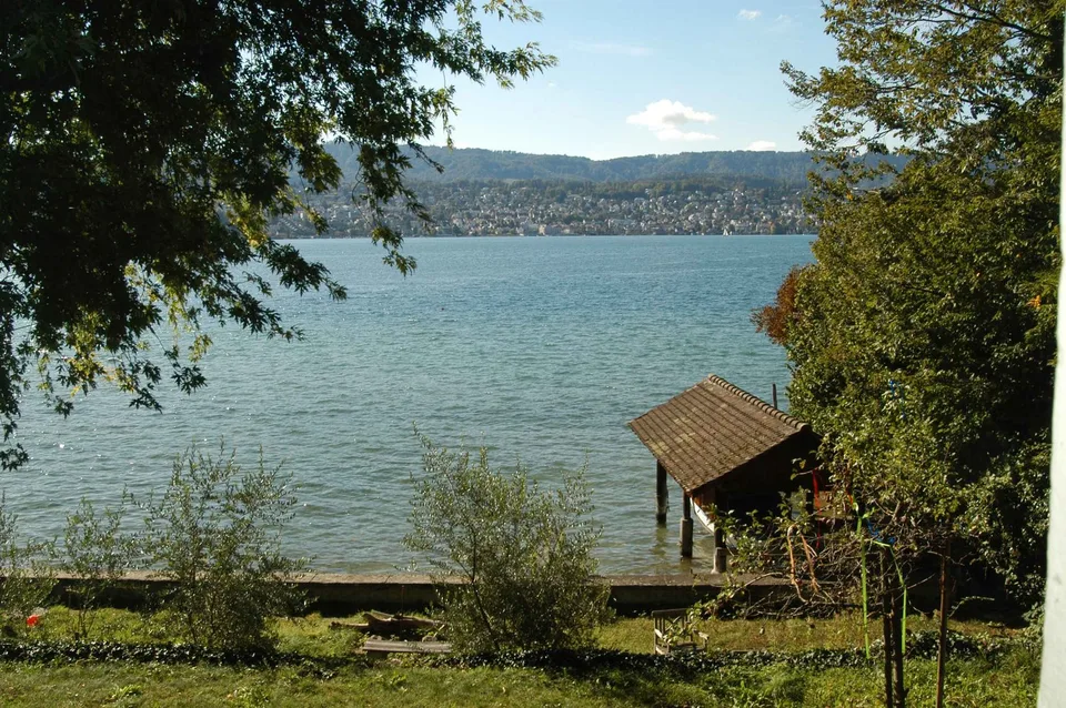 Erstbezug nach Sanierung: Einzigartige 5.5-Zi.-Duplexwohnung direkt am Zürichsee – Foto 2 von 2