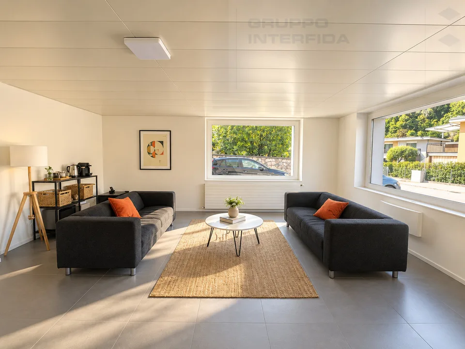BÜRO MIT VERKAUFSSCHAUFÄNLERN NACH RENOVIERUNG – Foto 4 von 9