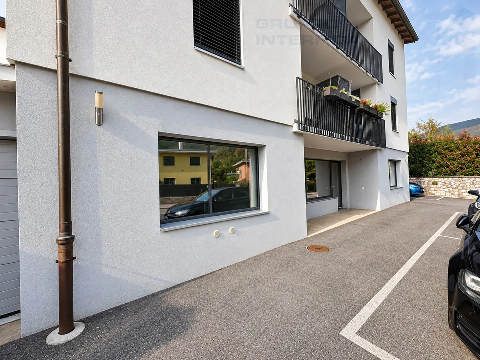 BÜRO MIT VERKAUFSSCHAUFÄNLERN NACH RENOVIERUNG – Foto 8 von 9