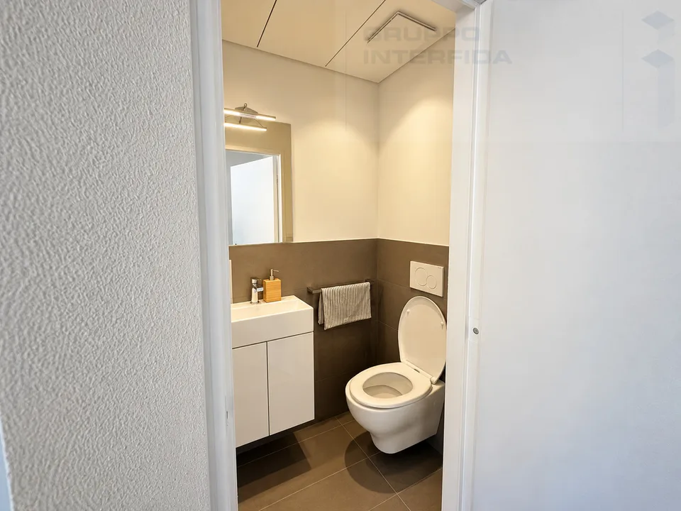 BÜRO MIT VERKAUFSSCHAUFÄNLERN NACH RENOVIERUNG – Foto 5 von 9