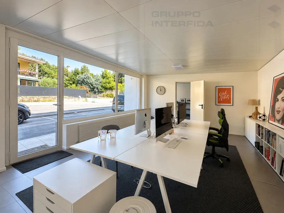 BÜRO MIT VERKAUFSSCHAUFÄNLERN NACH RENOVIERUNG – Foto 2 von 9