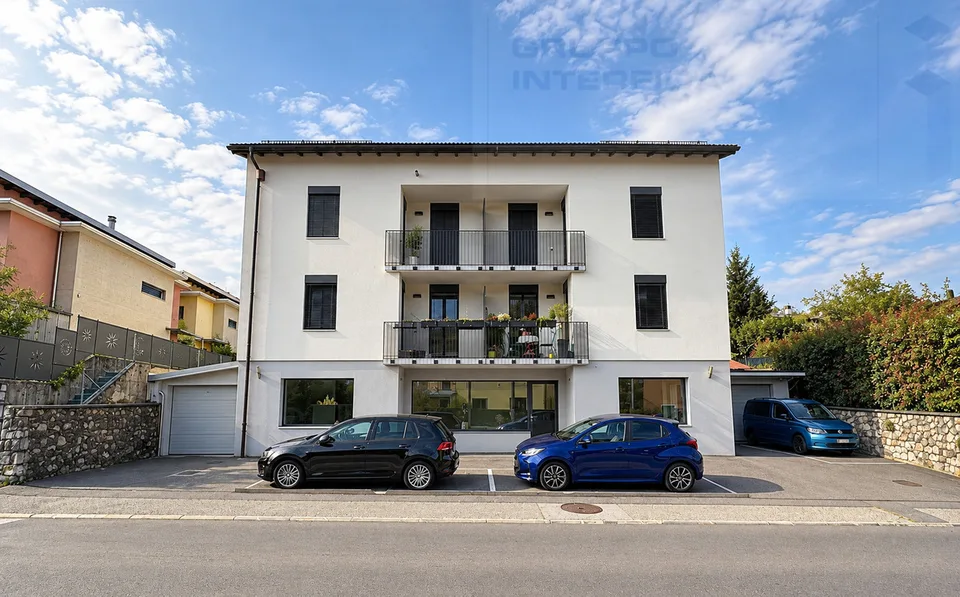 BÜRO MIT VERKAUFSSCHAUFÄNLERN NACH RENOVIERUNG – Foto 7 von 9