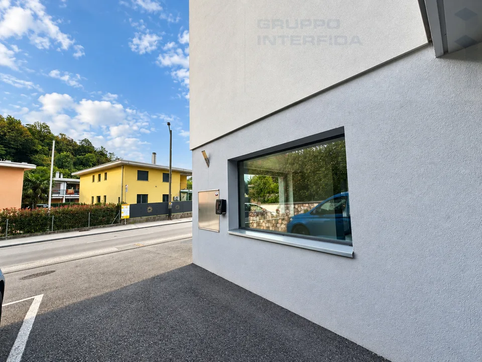 BÜRO MIT VERKAUFSSCHAUFÄNLERN NACH RENOVIERUNG – Foto 9 von 9