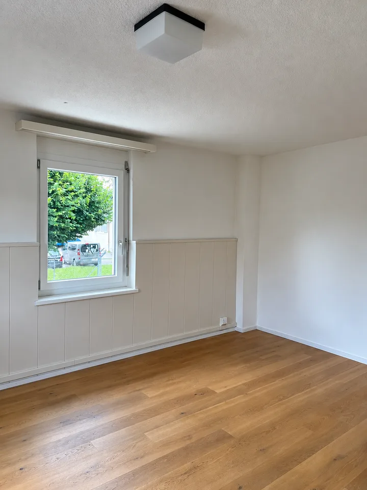 Helles Büro / Studio mit Parkettboden und Tageslicht – Foto 2 von 4