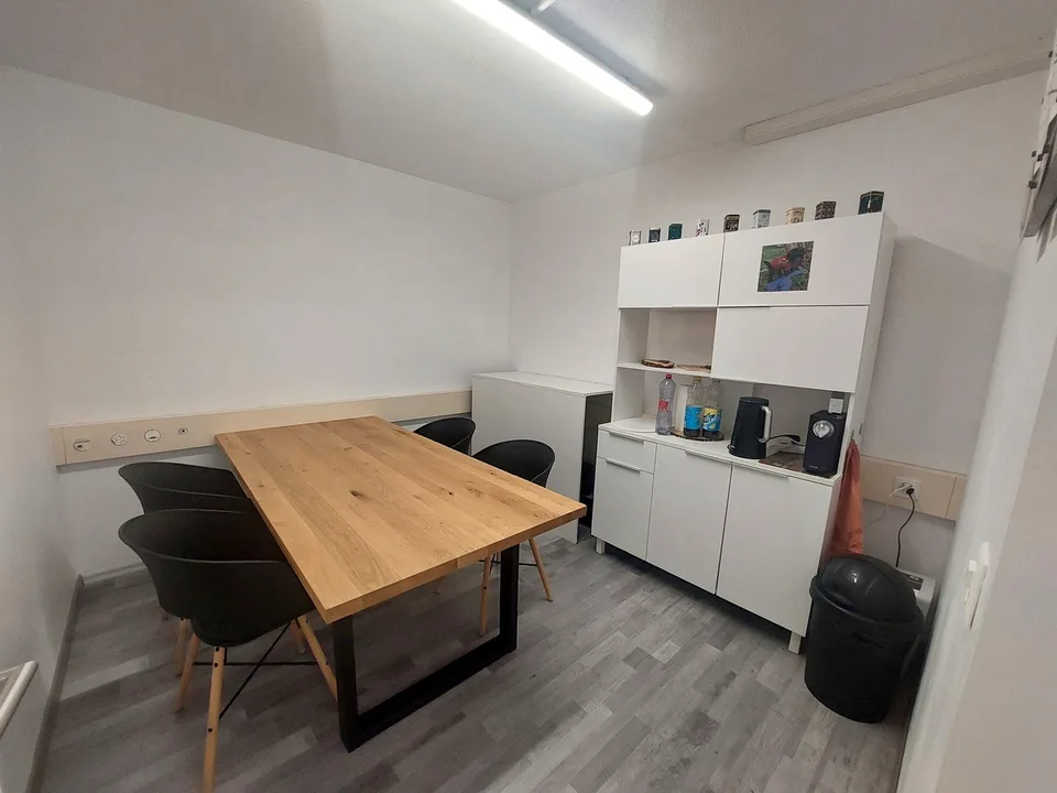 Bureau de 65 m2 au 2ème avec ascenseur - Proche autoroute et bus – photo 3 sur 3