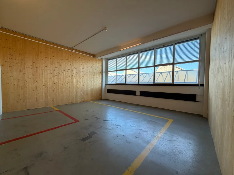 Ufficio all-inclusive in una sala di fabbrica creativa – foto 2 di 17