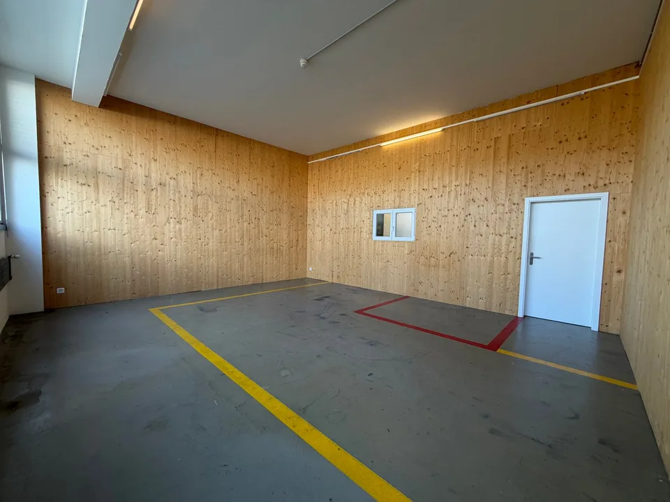 Ufficio all-inclusive in una sala di fabbrica creativa – foto 3 di 17