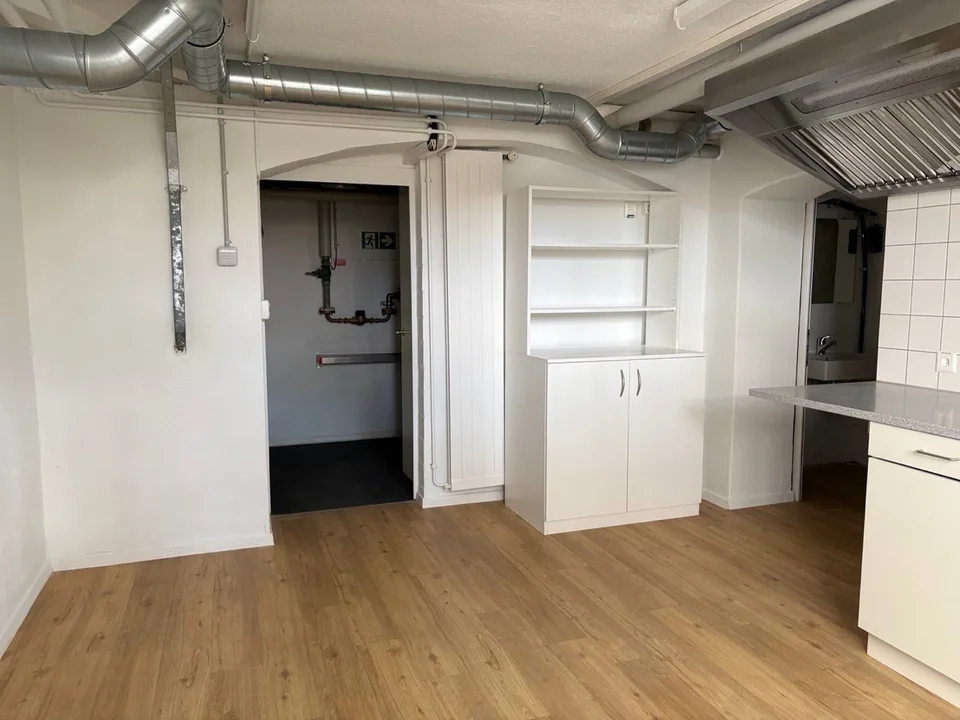 Salle polyvalente au sous-sol sur Gessnerallee dans le district 1 – photo 2 sur 7