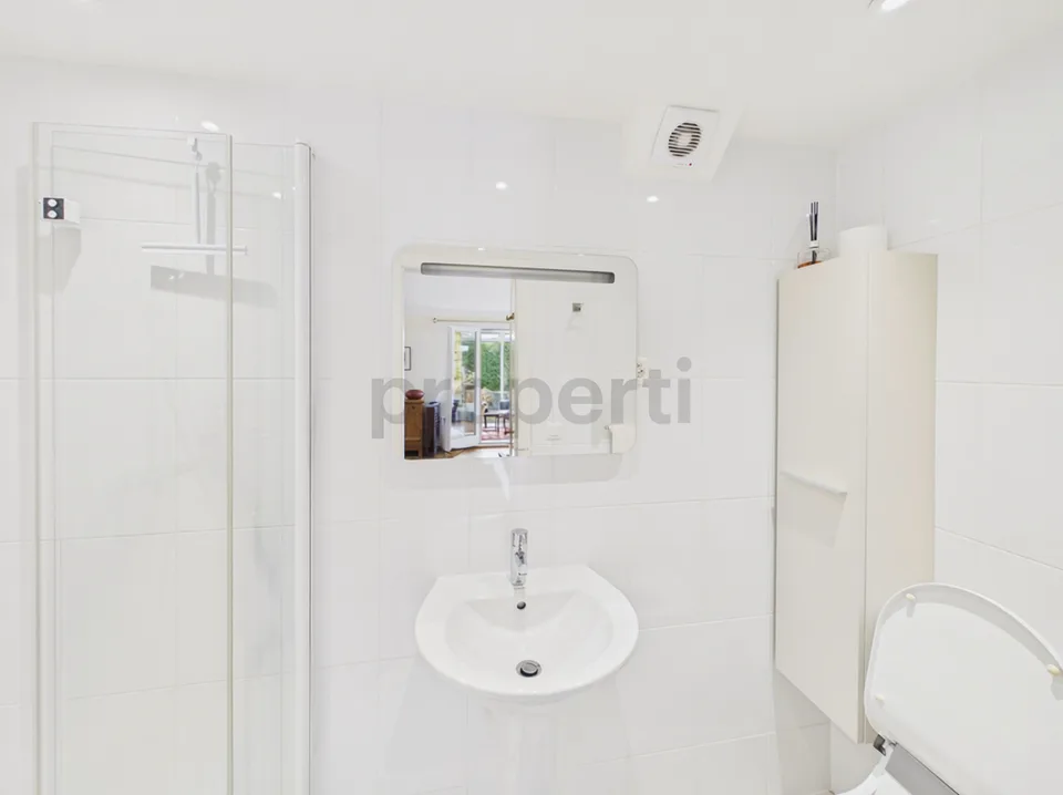 Large garden, magnificent veranda, bright ground floor, 4 bedrooms! – photo 11 of 27