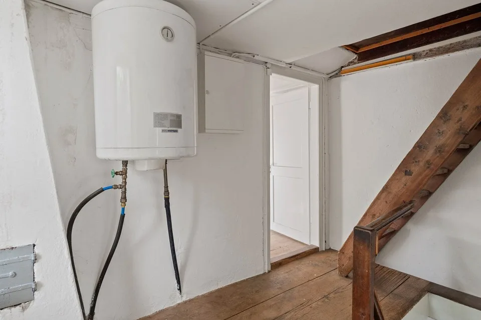 To be renovated in a great location – photo 11 of 13