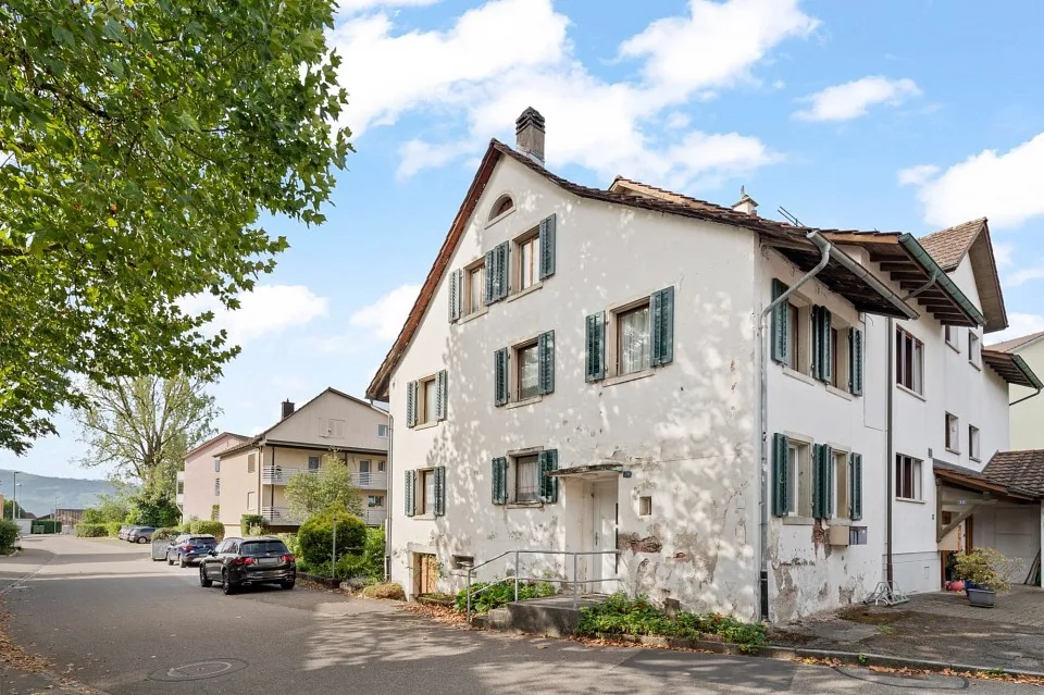 To be renovated in a great location – photo 2 of 13
