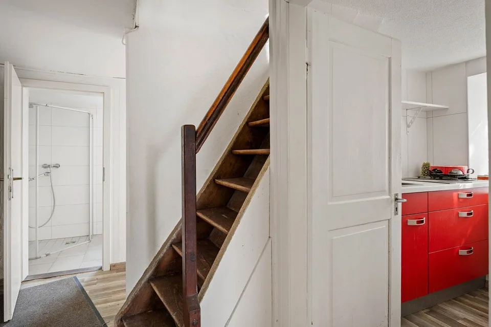 To be renovated in a great location – photo 7 of 13