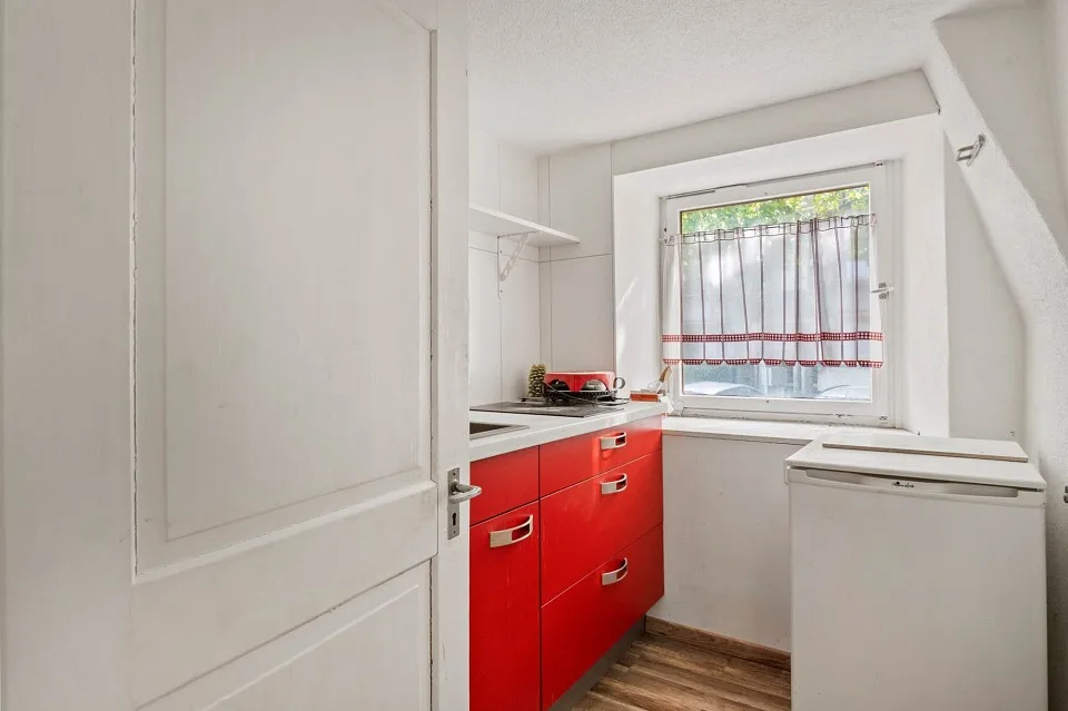 To be renovated in a great location – photo 6 of 13