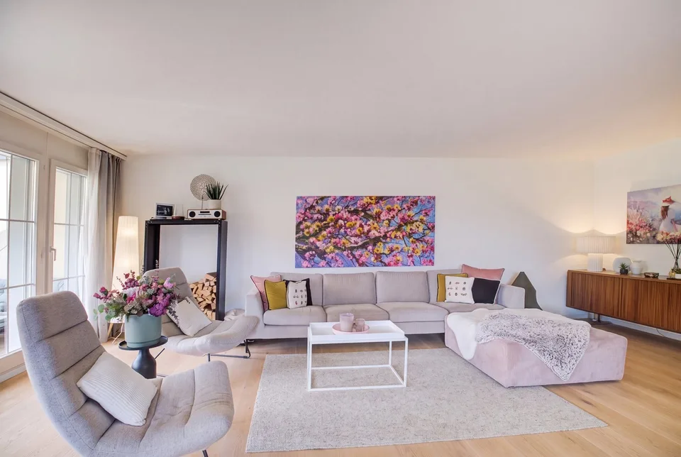 ESCLUSIVO APPARTAMENTO SU DUE LIVELLI DA 6,5 CAMERE NELL’OBERLAND DI ZURIGO – foto 2 di 8