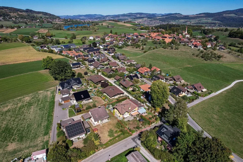 Casa multifamiliare con 3 unità e giardino in vendita a Kirchdorf – foto 2 di 13