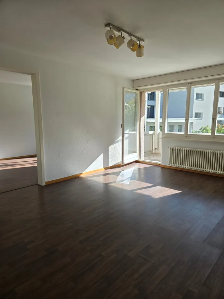Appartamento di 4,5 locali ristrutturato di recente con vista sulla montagna a Linthal – foto 5 di 21