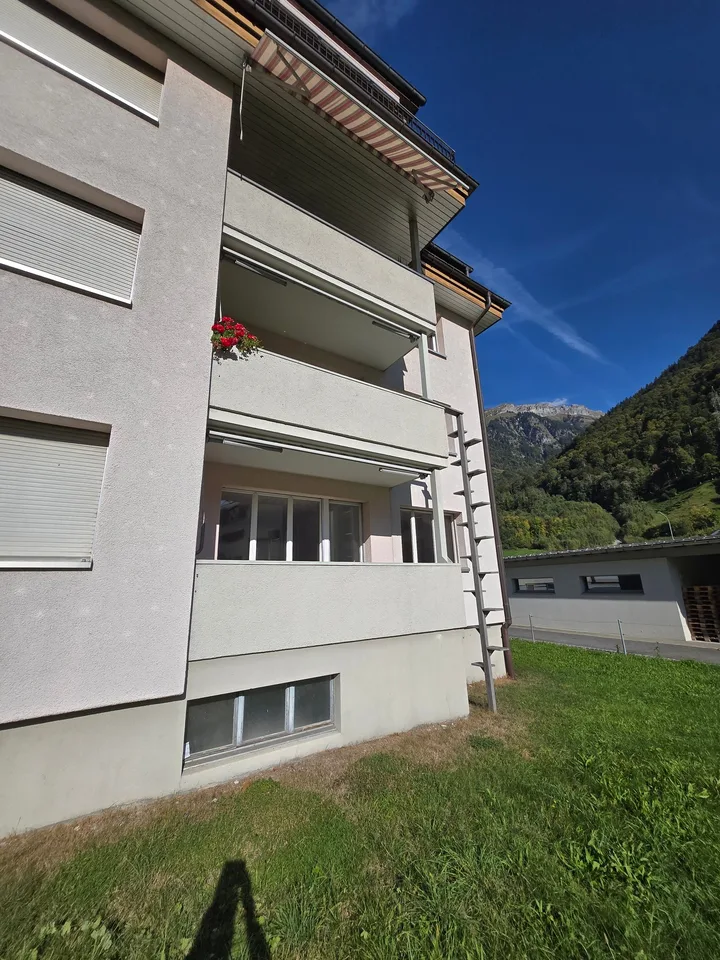 Appartamento di 4,5 locali ristrutturato di recente con vista sulla montagna a Linthal – foto 21 di 21