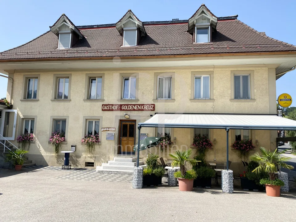 Mitten im Dorfzentrum von Plaffeien das Restaurant zum goldenen Kreuz – Foto 2 von 9