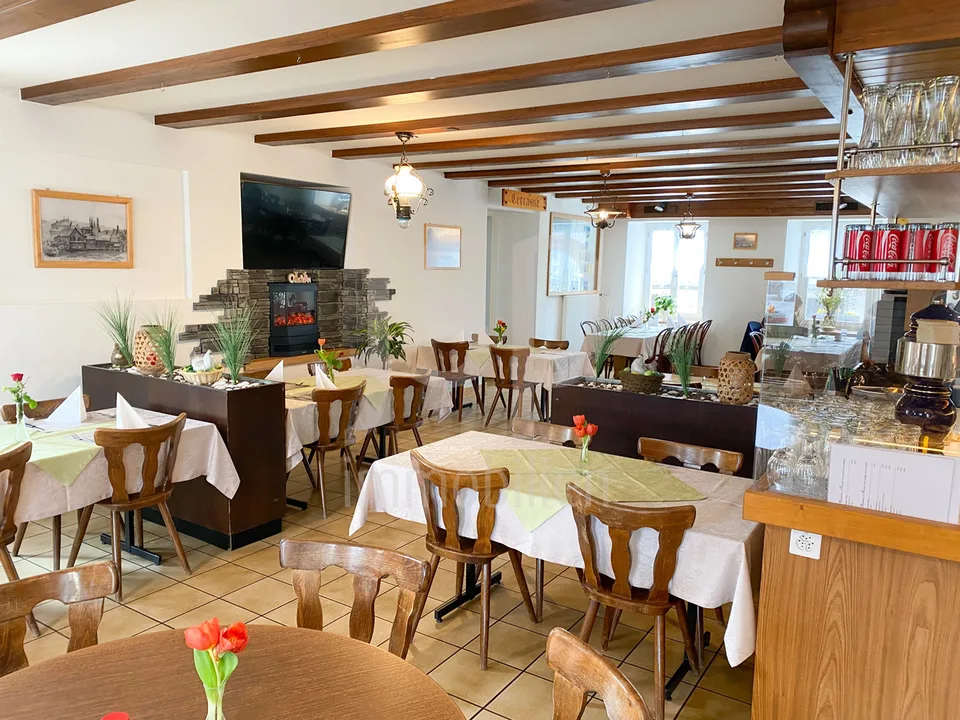 Mitten im Dorfzentrum von Plaffeien das Restaurant zum goldenen Kreuz – Foto 8 von 9